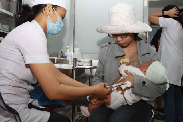 Xếp hàng từ tờ mờ sáng chờ tiêm cho trẻ ảnh 3